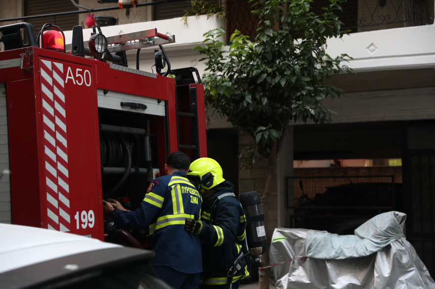 Καλύτερη η εικόνα της φωτιάς σε διαμέρισμα στον Πειραιά, ακούστηκαν εκρήξεις, δεν υπάρχουν αναφορές για εγκλωβισμένους, δείτε βίντεο και φωτογραφίες
