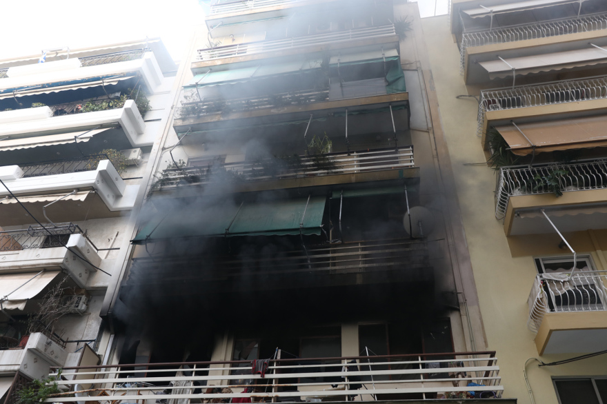 Καλύτερη η εικόνα της φωτιάς σε διαμέρισμα στον Πειραιά, ακούστηκαν εκρήξεις, δεν υπάρχουν αναφορές για εγκλωβισμένους, δείτε βίντεο και φωτογραφίες