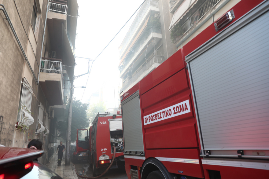 Καλύτερη η εικόνα της φωτιάς σε διαμέρισμα στον Πειραιά, ακούστηκαν εκρήξεις, δεν υπάρχουν αναφορές για εγκλωβισμένους, δείτε βίντεο και φωτογραφίες
