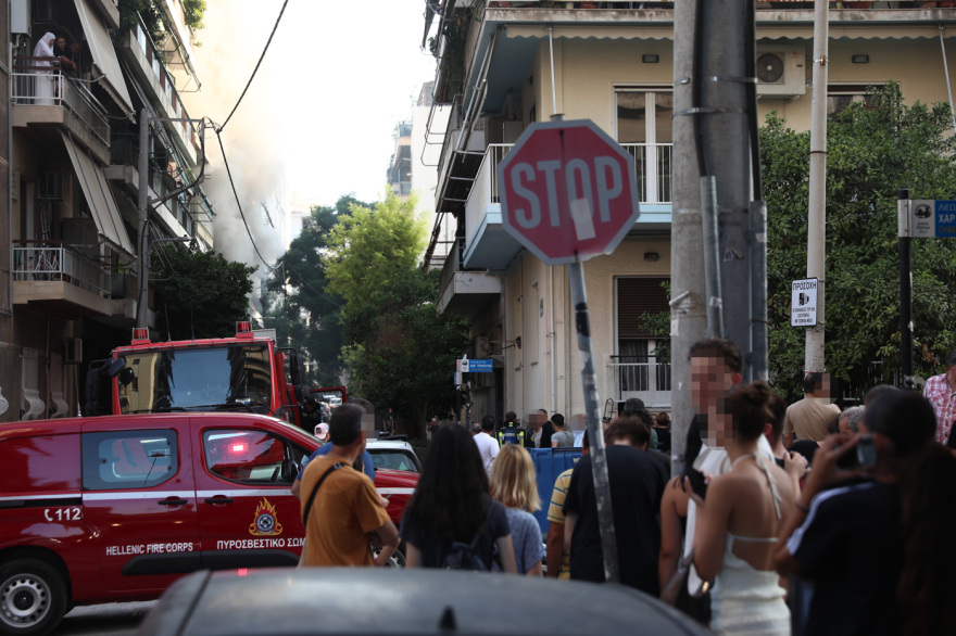 Καλύτερη η εικόνα της φωτιάς σε διαμέρισμα στον Πειραιά, ακούστηκαν εκρήξεις, δεν υπάρχουν αναφορές για εγκλωβισμένους, δείτε βίντεο και φωτογραφίες