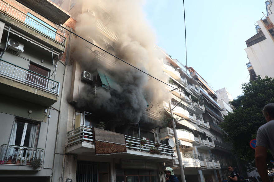 Καλύτερη η εικόνα της φωτιάς σε διαμέρισμα στον Πειραιά, ακούστηκαν εκρήξεις, δεν υπάρχουν αναφορές για εγκλωβισμένους, δείτε βίντεο και φωτογραφίες