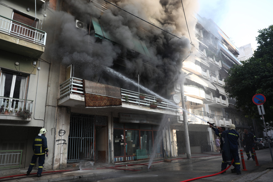 Καλύτερη η εικόνα της φωτιάς σε διαμέρισμα στον Πειραιά, ακούστηκαν εκρήξεις, δεν υπάρχουν αναφορές για εγκλωβισμένους, δείτε βίντεο και φωτογραφίες