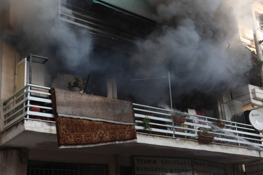 Καλύτερη η εικόνα της φωτιάς σε διαμέρισμα στον Πειραιά, ακούστηκαν εκρήξεις, δεν υπάρχουν αναφορές για εγκλωβισμένους, δείτε βίντεο και φωτογραφίες