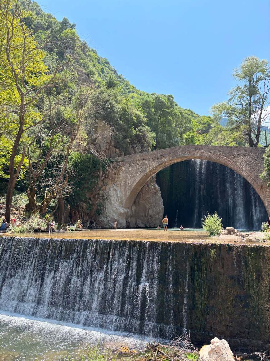 Κλέλια Ανδριολάτου: Εντυπωσίασε στους καταρράκτες της Παλαιοκαρυάς με πολύχρωμο μπικίνι Η Κλέλια Ανδριολάτου φωτογραφήθηκε στους καταρράκτες της Παλαιοκαρυάς με πολύχρωμο μπικίνι