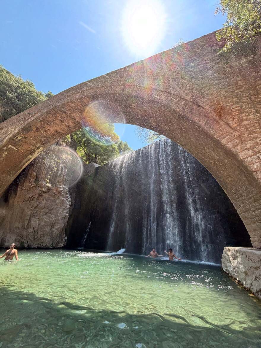 Κλέλια Ανδριολάτου: Εντυπωσίασε στους καταρράκτες της Παλαιοκαρυάς με πολύχρωμο μπικίνι Η Κλέλια Ανδριολάτου φωτογραφήθηκε στους καταρράκτες της Παλαιοκαρυάς με πολύχρωμο μπικίνι