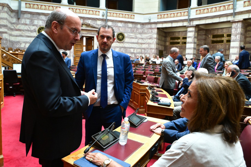 Τα παρασκήνια της ΚΟ της Νέας Δημοκρατίας: Η γαλαρία, οι αγκαλιές, το βιβλίο-μήνυμα και τα πηγαδάκια