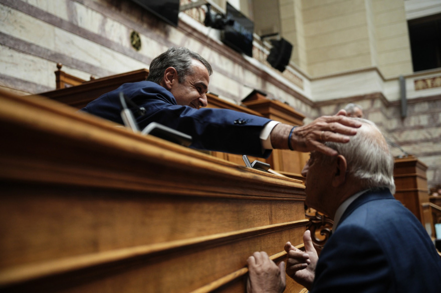 Τα παρασκήνια της ΚΟ της Νέας Δημοκρατίας: Η γαλαρία, οι αγκαλιές, το βιβλίο-μήνυμα και τα πηγαδάκια