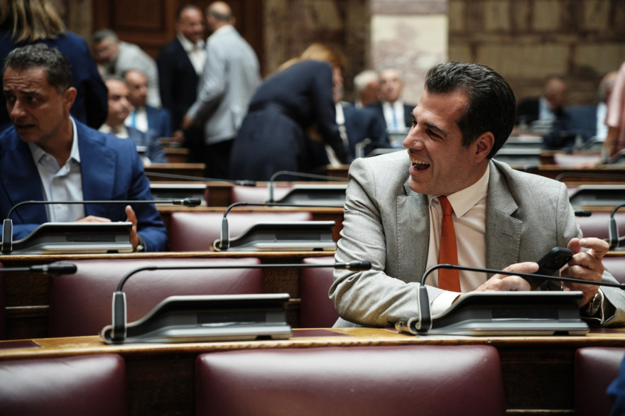 Τα παρασκήνια της ΚΟ της Νέας Δημοκρατίας: Η γαλαρία, οι αγκαλιές, το βιβλίο-μήνυμα και τα πηγαδάκια