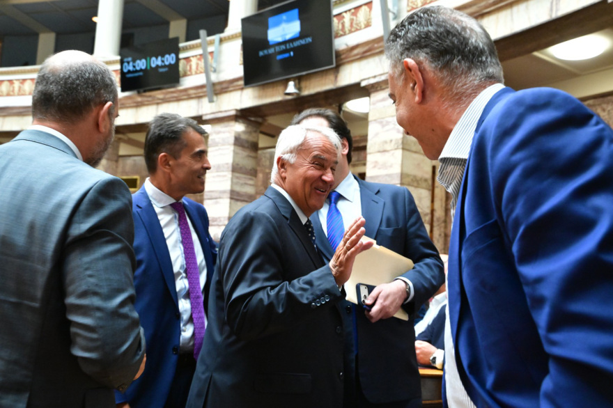 Τα παρασκήνια της ΚΟ της Νέας Δημοκρατίας: Η γαλαρία, οι αγκαλιές, το βιβλίο-μήνυμα και τα πηγαδάκια