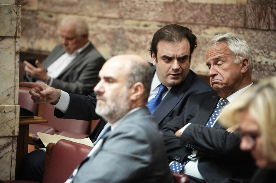 Τα παρασκήνια της ΚΟ της Νέας Δημοκρατίας: Η γαλαρία, οι αγκαλιές, το βιβλίο-μήνυμα και τα πηγαδάκια
