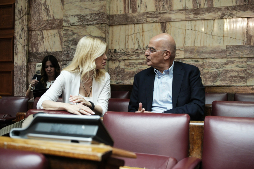 Τα παρασκήνια της ΚΟ της Νέας Δημοκρατίας: Η γαλαρία, οι αγκαλιές, το βιβλίο-μήνυμα και τα πηγαδάκια