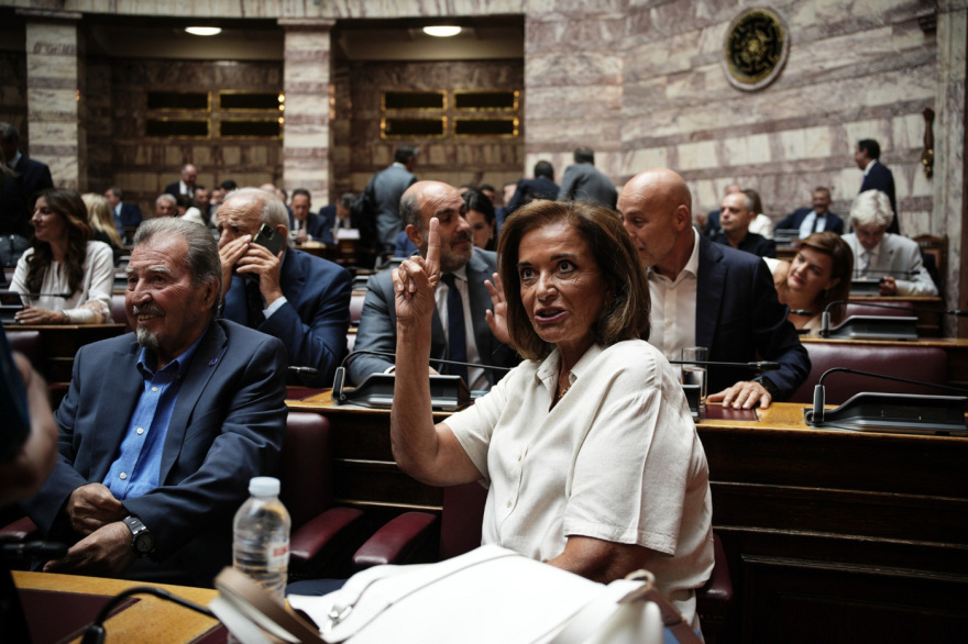 Τα παρασκήνια της ΚΟ της Νέας Δημοκρατίας: Η γαλαρία, οι αγκαλιές, το βιβλίο-μήνυμα και τα πηγαδάκια