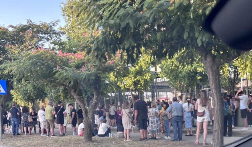 Τεράστιες ουρές για διαβατήριο στη Λάρισα: Από τα ξημερώματα περιμένουν έξω από το ΑΤ όσοι δεν έχουν εκδόσει νέα ταυτότητα