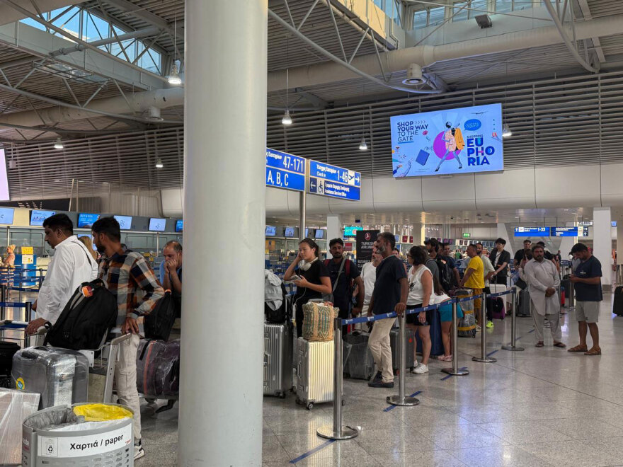 Ντόμινο οι καθυστερήσεις στο Ελ. Βενιζέλος, έως και πάνω από μία ώρα - Χωρίς τέλος η ταλαιπωρία των ταξιδιωτών, δείτε φωτό και βίντεο