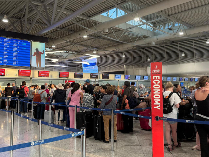 Ντόμινο οι καθυστερήσεις στο Ελ. Βενιζέλος, έως και πάνω από μία ώρα - Χωρίς τέλος η ταλαιπωρία των ταξιδιωτών, δείτε φωτό και βίντεο