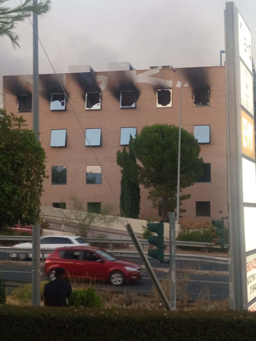 Υπό έλεγχο η φωτιά στο εγκαταλειμμένο κτίριο στο Ολυμπιακό Χωριό, δείτε βίντεο και φωτογραφίες
