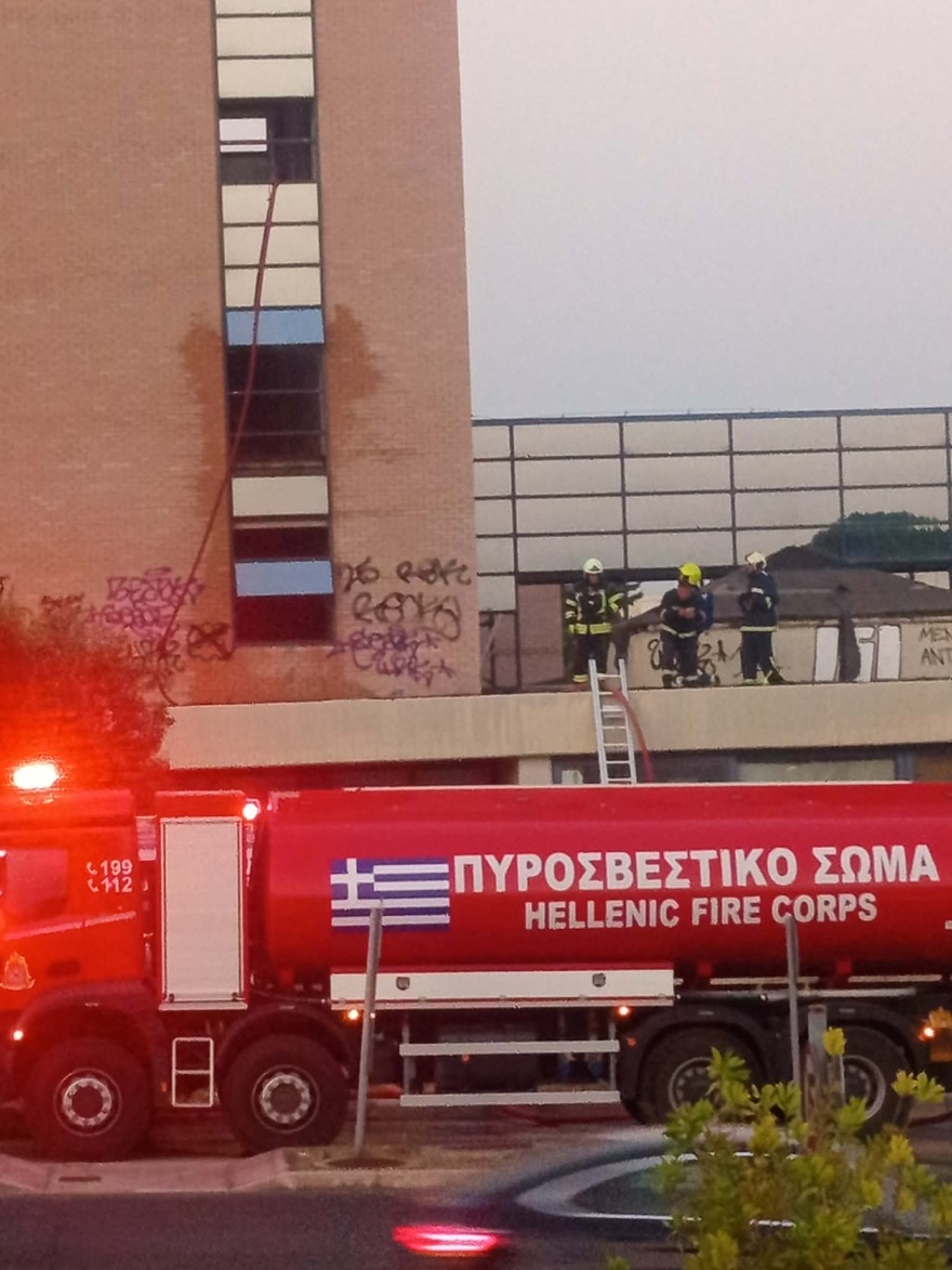 Υπό έλεγχο η φωτιά στο εγκαταλειμμένο κτίριο στο Ολυμπιακό Χωριό, δείτε βίντεο και φωτογραφίες
