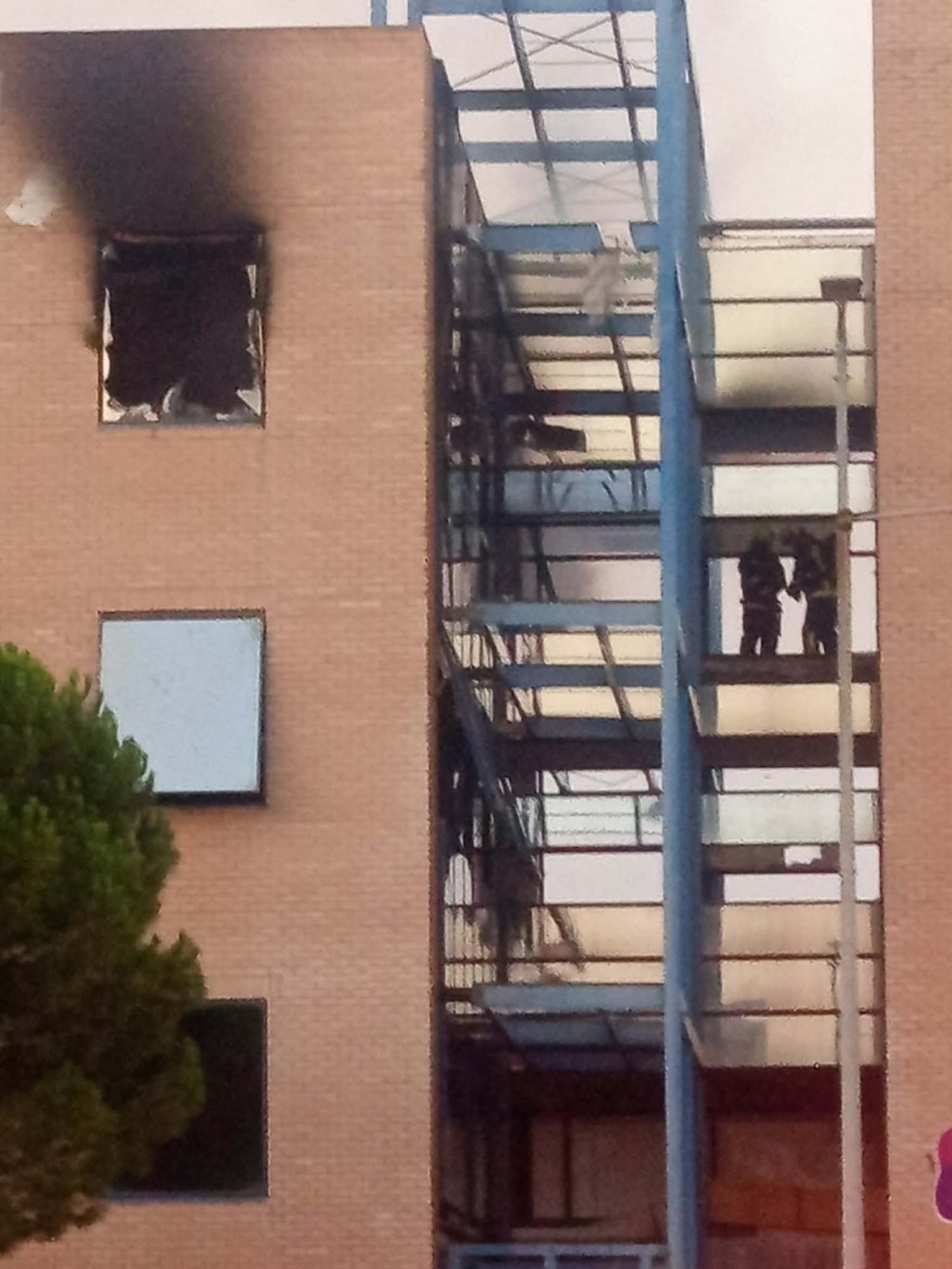 Υπό έλεγχο η φωτιά στο εγκαταλειμμένο κτίριο στο Ολυμπιακό Χωριό, δείτε βίντεο και φωτογραφίες
