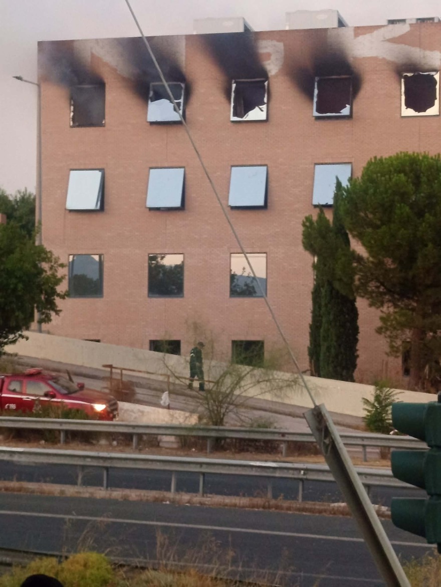 Υπό έλεγχο η φωτιά στο εγκαταλειμμένο κτίριο στο Ολυμπιακό Χωριό, δείτε βίντεο και φωτογραφίες
