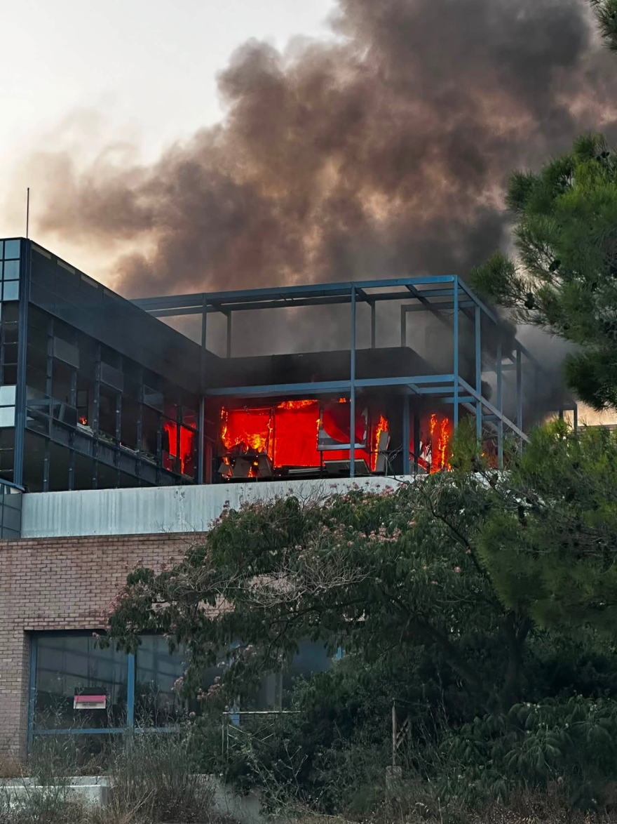 Υπό έλεγχο η φωτιά στο εγκαταλειμμένο κτίριο στο Ολυμπιακό Χωριό, δείτε βίντεο και φωτογραφίες
