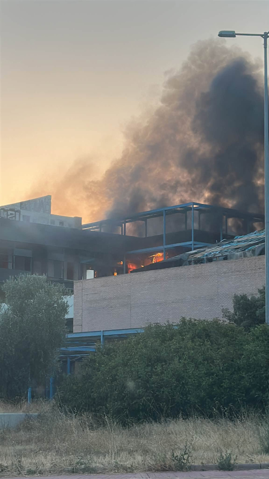 Υπό έλεγχο η φωτιά στο εγκαταλειμμένο κτίριο στο Ολυμπιακό Χωριό, δείτε βίντεο και φωτογραφίες
