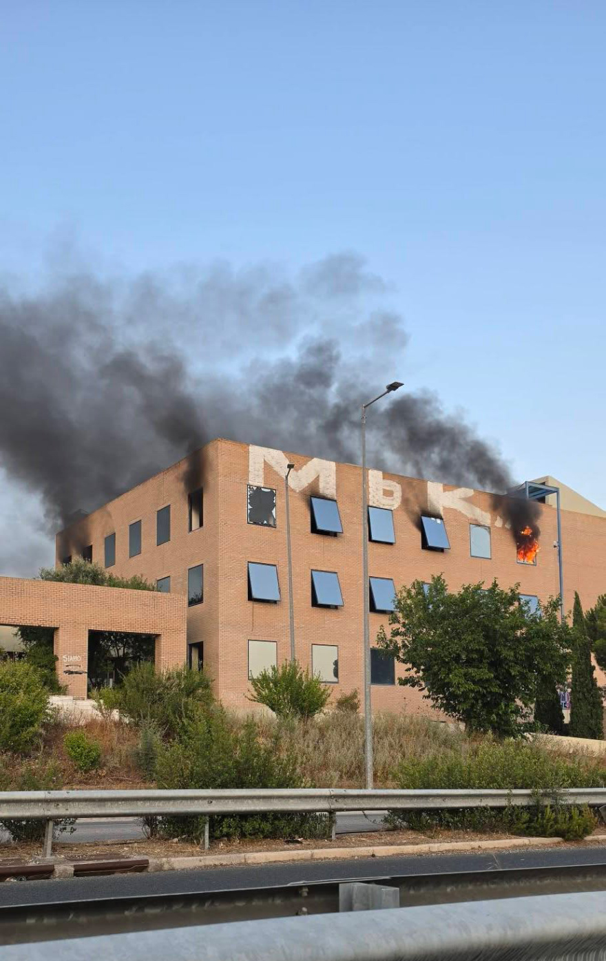 Υπό έλεγχο η φωτιά στο εγκαταλειμμένο κτίριο στο Ολυμπιακό Χωριό, δείτε βίντεο και φωτογραφίες
