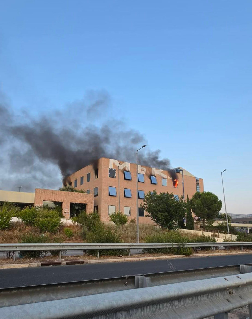 Υπό έλεγχο η φωτιά στο εγκαταλειμμένο κτίριο στο Ολυμπιακό Χωριό, δείτε βίντεο και φωτογραφίες
