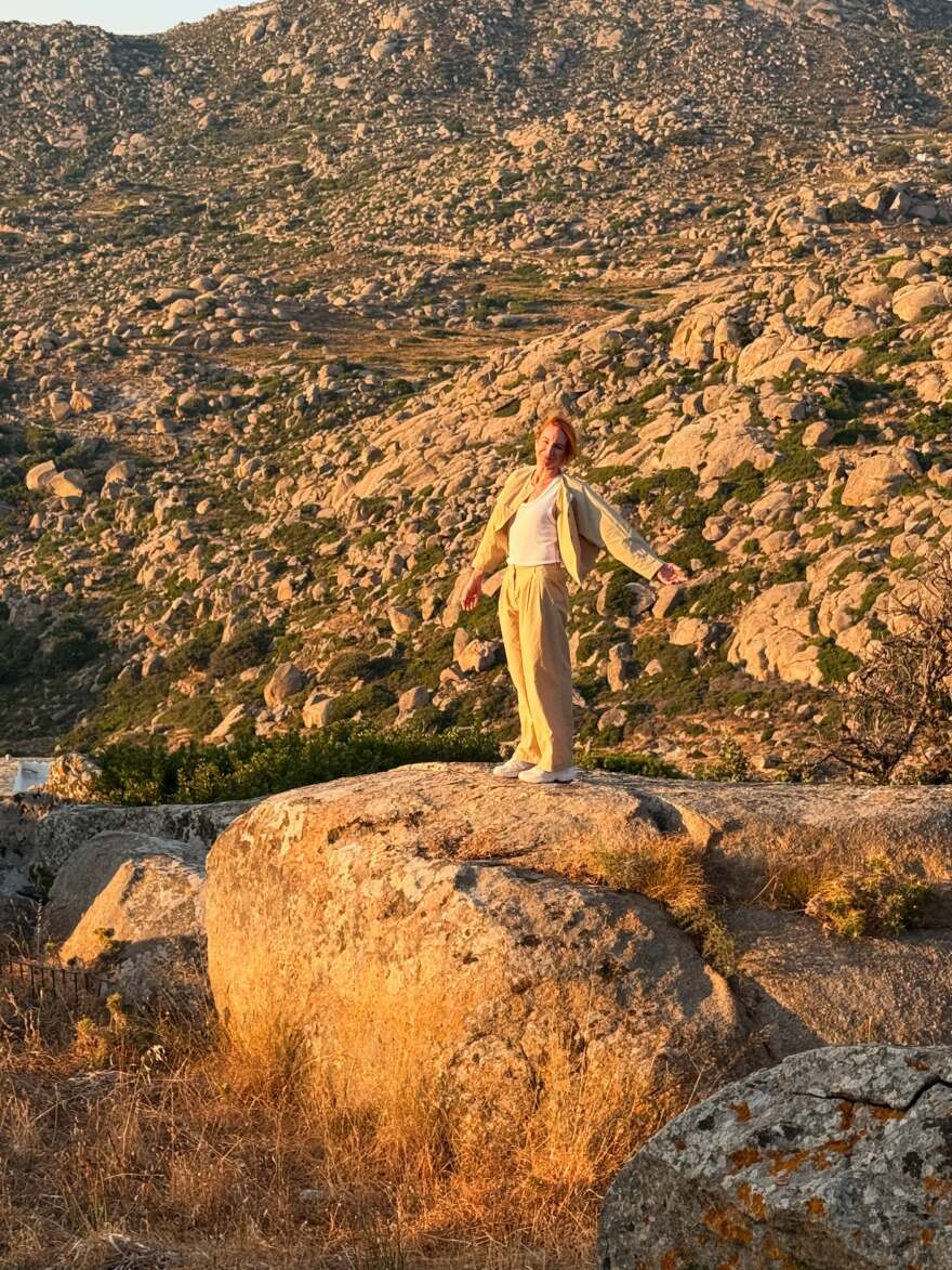 Η Στεφανία Γουλιώτη σκαρφάλωσε σε δέντρο στην Τήνο, δείτε φωτογραφίες
