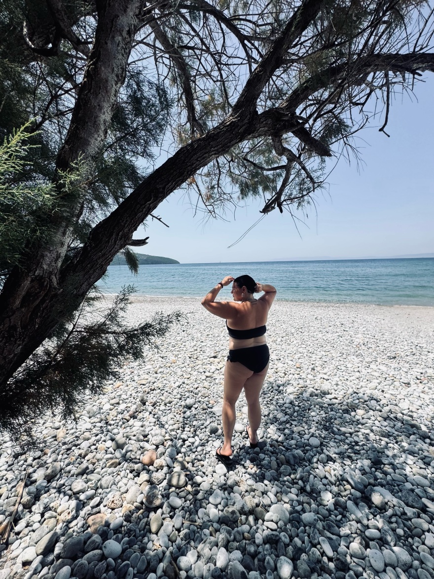 Οι φωτογραφίες της Δανάης Μπάρκα με μαγιό και το φιλί με τον σύζυγό της: Ό,τι χρειάζομαι χωράει σε μια παραλία