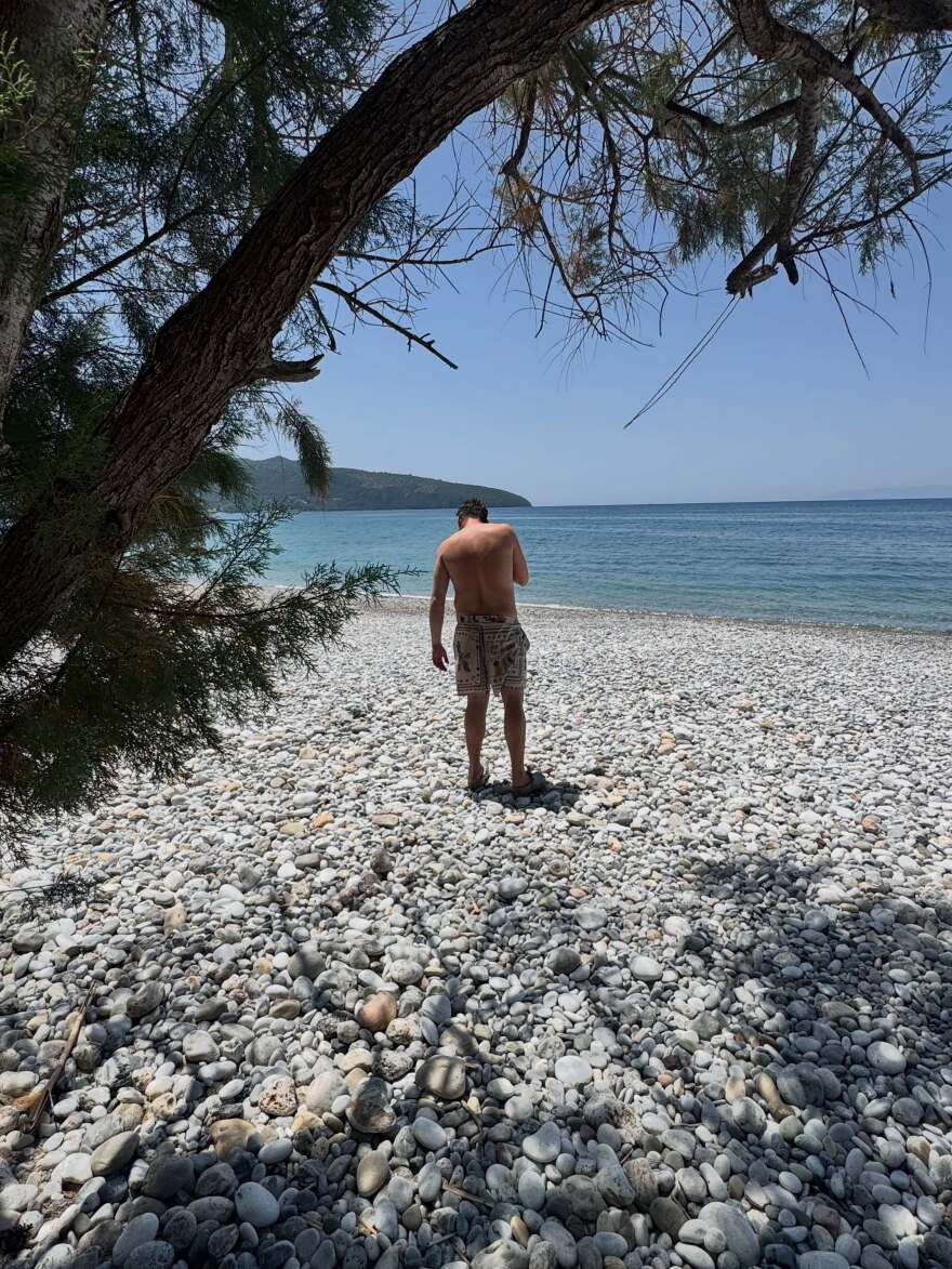 Οι φωτογραφίες της Δανάης Μπάρκα με μαγιό και το φιλί με τον σύζυγό της: Ό,τι χρειάζομαι χωράει σε μια παραλία