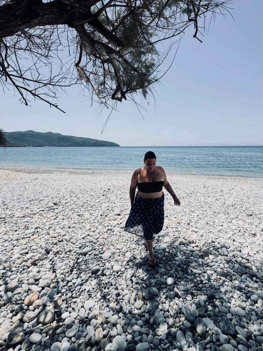 Οι φωτογραφίες της Δανάης Μπάρκα με μαγιό και το φιλί με τον σύζυγό της: Ό,τι χρειάζομαι χωράει σε μια παραλία