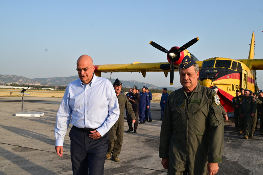 O Δένδιας στη Μοίρα Πυροσβεστικών Αεροσκαφών: Το έργο των στελεχών της Πολεμικής Αεροπορίας υπερβαίνει τα στενά όρια μιας στρατιωτικής αποστολής