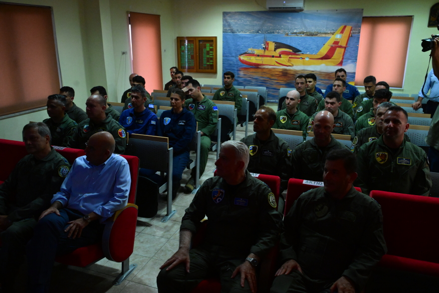 O Δένδιας στη Μοίρα Πυροσβεστικών Αεροσκαφών: Το έργο των στελεχών της Πολεμικής Αεροπορίας υπερβαίνει τα στενά όρια μιας στρατιωτικής αποστολής