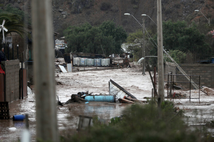Εικόνες Αποκάλυψης από τις καταστροφικές πλημμύρες στη Χιλή με 10 τουλάχιστον νεκρούς και 4 αγνοούμενους, βίντεο και φωτογραφίες