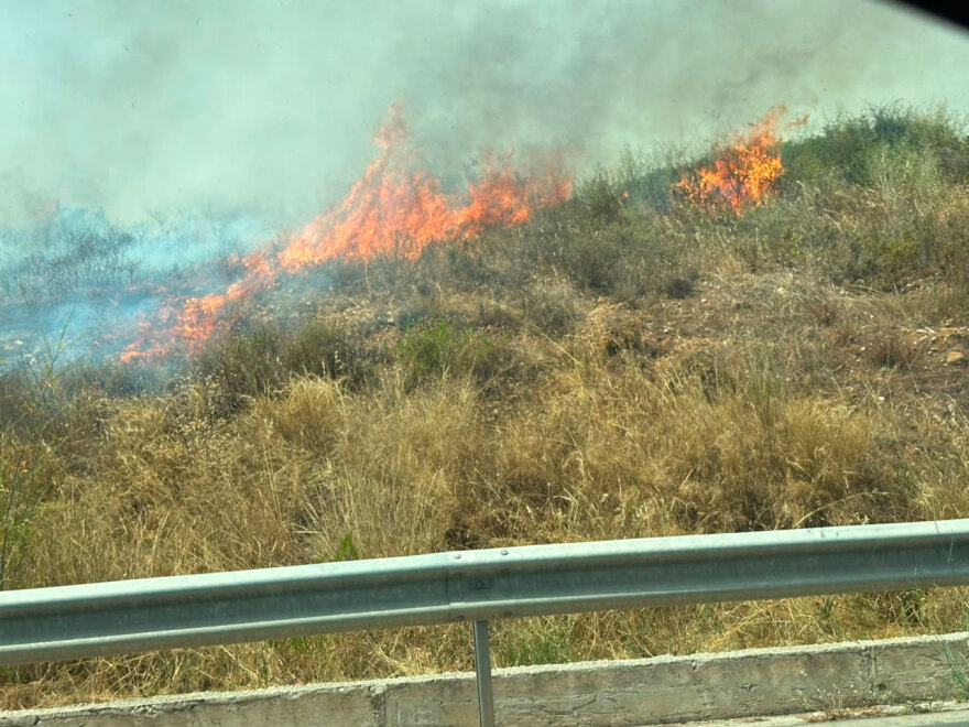 Φωτιά τώρα κοντά στα διόδια των Αφιδνών, δείτε βίντεο και φωτογραφίες