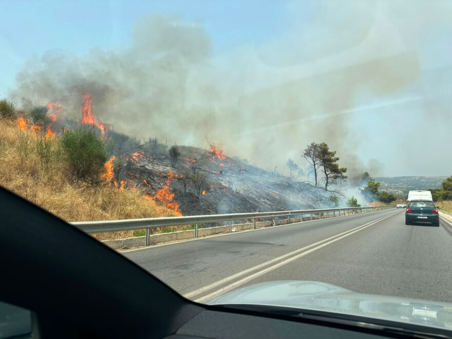 Φωτιά τώρα κοντά στα διόδια των Αφιδνών, δείτε βίντεο και φωτογραφίες