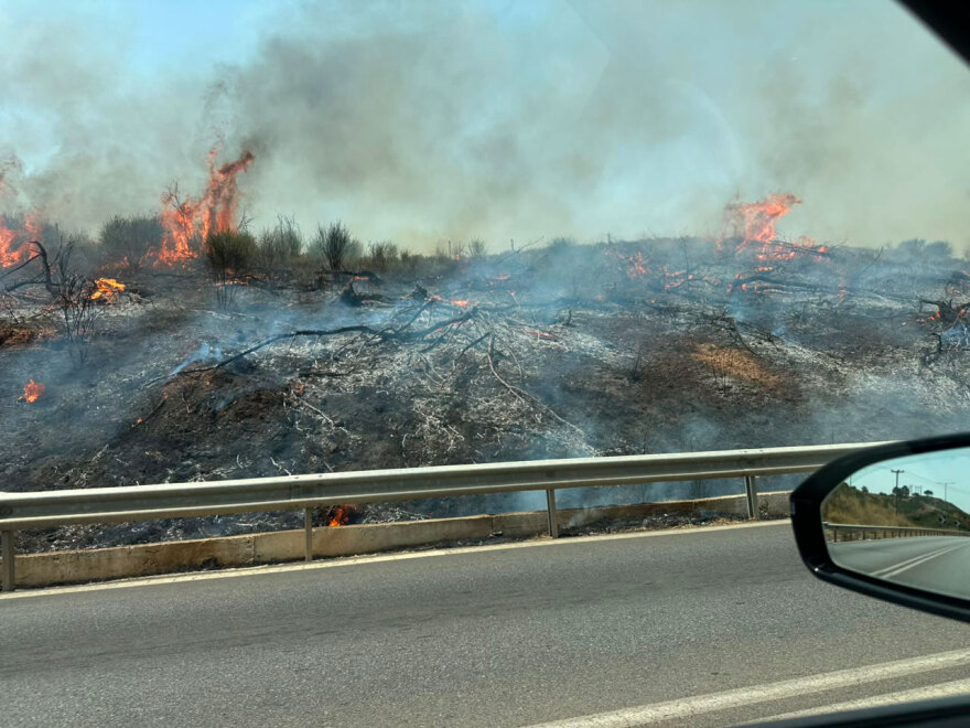 Φωτιά τώρα κοντά στα διόδια των Αφιδνών, δείτε βίντεο και φωτογραφίες