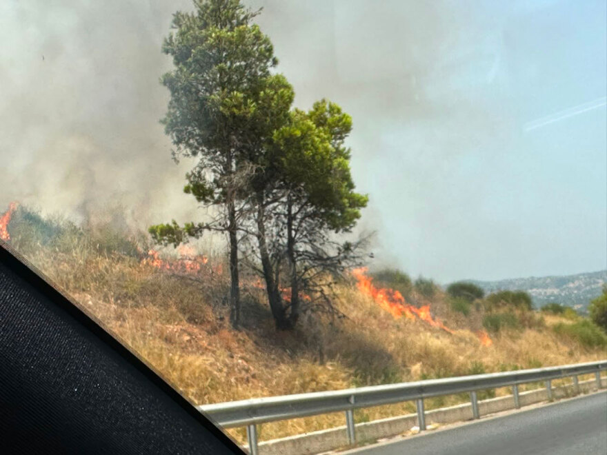 Φωτιά τώρα κοντά στα διόδια των Αφιδνών, δείτε βίντεο και φωτογραφίες
