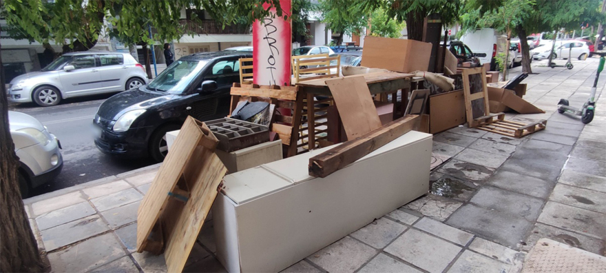 Μετακόμισαν και άδειασαν ολόκληρο... διάμερισμα στο πεζοδρόμιο στη Θεσσαλονίκη, δείτε φωτογραφίες