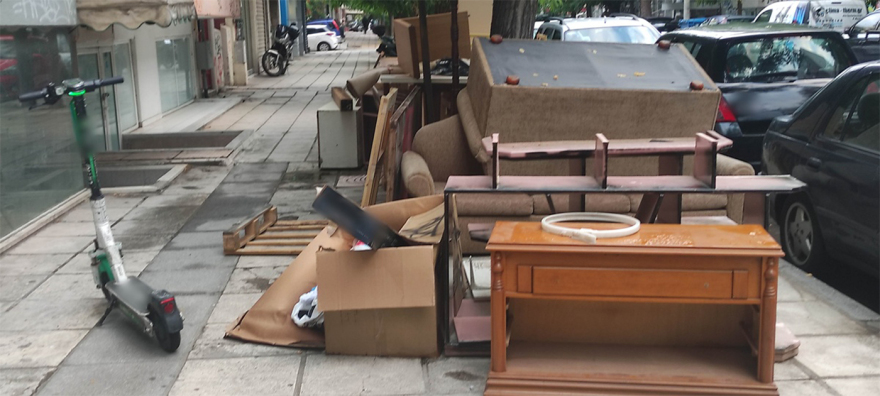 Μετακόμισαν και άδειασαν ολόκληρο... διάμερισμα στο πεζοδρόμιο στη Θεσσαλονίκη, δείτε φωτογραφίες