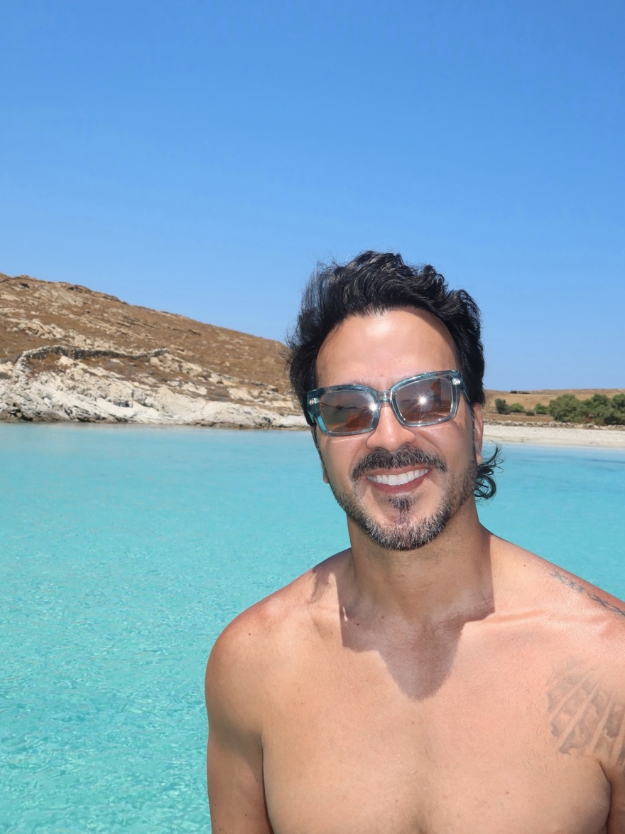 Οι διακοπές του Λούις Φόνσι στην Ελλάδα: Η φωτογραφία πάνω σε σκάφος στη Ρήνεια και το σπάσιμο πιάτων στη Μύκονο