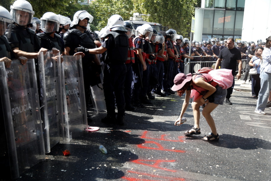 Νέα διαδήλωση κατά του πολυτελούς θέρετρου του Κούσνερ στην Αλβανία: Επεισόδια έξω από τη Βουλή