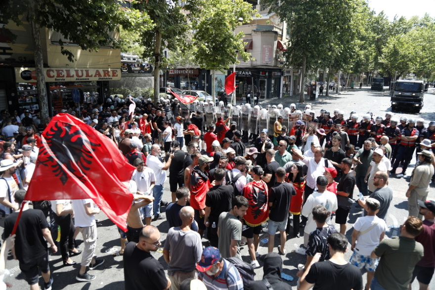 Νέα διαδήλωση κατά του πολυτελούς θέρετρου του Κούσνερ στην Αλβανία: Επεισόδια έξω από τη Βουλή