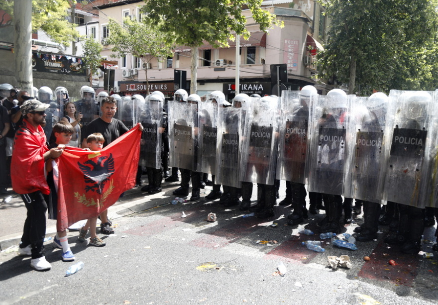 Νέα διαδήλωση κατά του πολυτελούς θέρετρου του Κούσνερ στην Αλβανία: Επεισόδια έξω από τη Βουλή