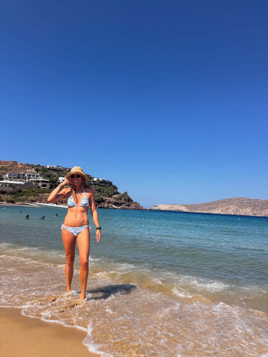 Η Μαριέττα Χρουσαλά με γαλανόλευκο μπικίνι σε παραλία της Μυκόνου, η φωτογραφία της με το σουβλάκι