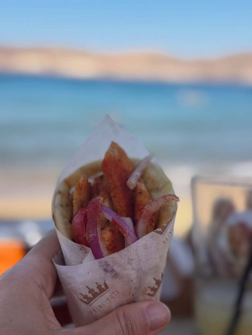 Η Μαριέττα Χρουσαλά με γαλανόλευκο μπικίνι σε παραλία της Μυκόνου, η φωτογραφία της με το σουβλάκι