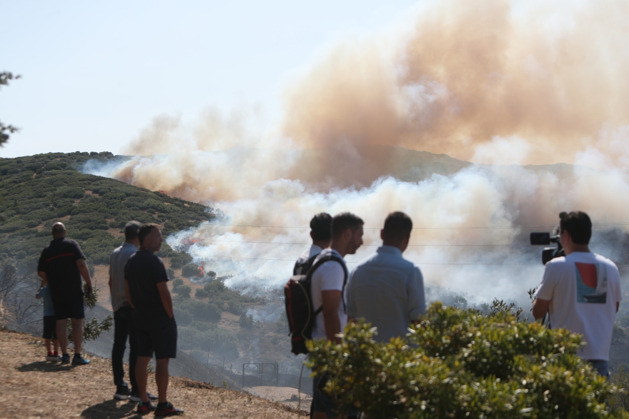 Φωτιά στο Δερβένι στη Θεσσαλονίκη, επιχειρούν 7 εναέρια μέσα, ήχησε 112