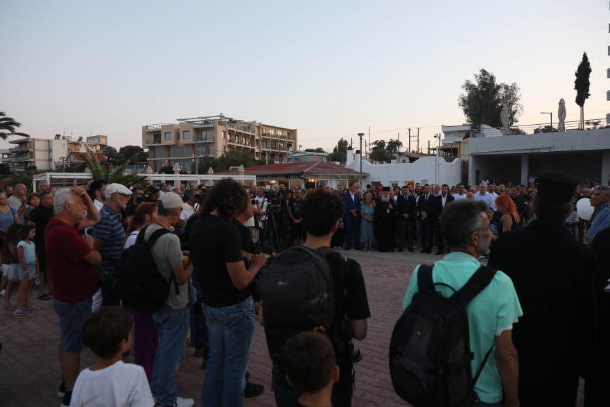 Συγκινητικές στιγμές στο Μάτι: Ακολούθησαν το «δρόμο της φωτιάς» στις εκδηλώσεις μνήμης για τα 8 χρόνια από την τραγωδία, δείτε βίντεο και φωτογραφίες