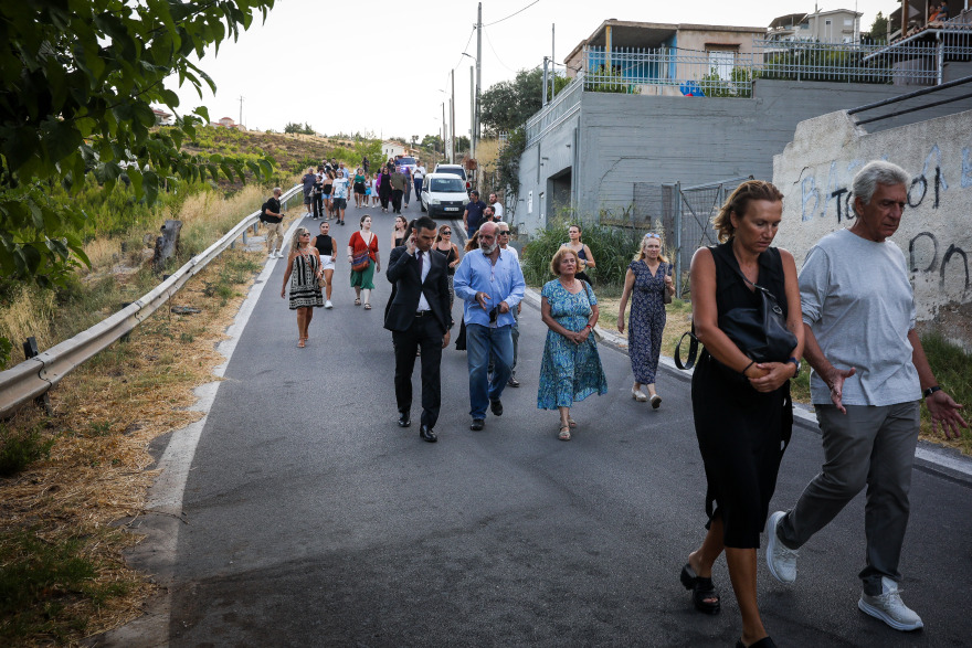 Σε εξέλιξη οι εκδηλώσεις μνήμης για τα οκτώ χρόνια από την τραγωδία στο Μάτι, δείτε βίντεο και φωτογραφίες