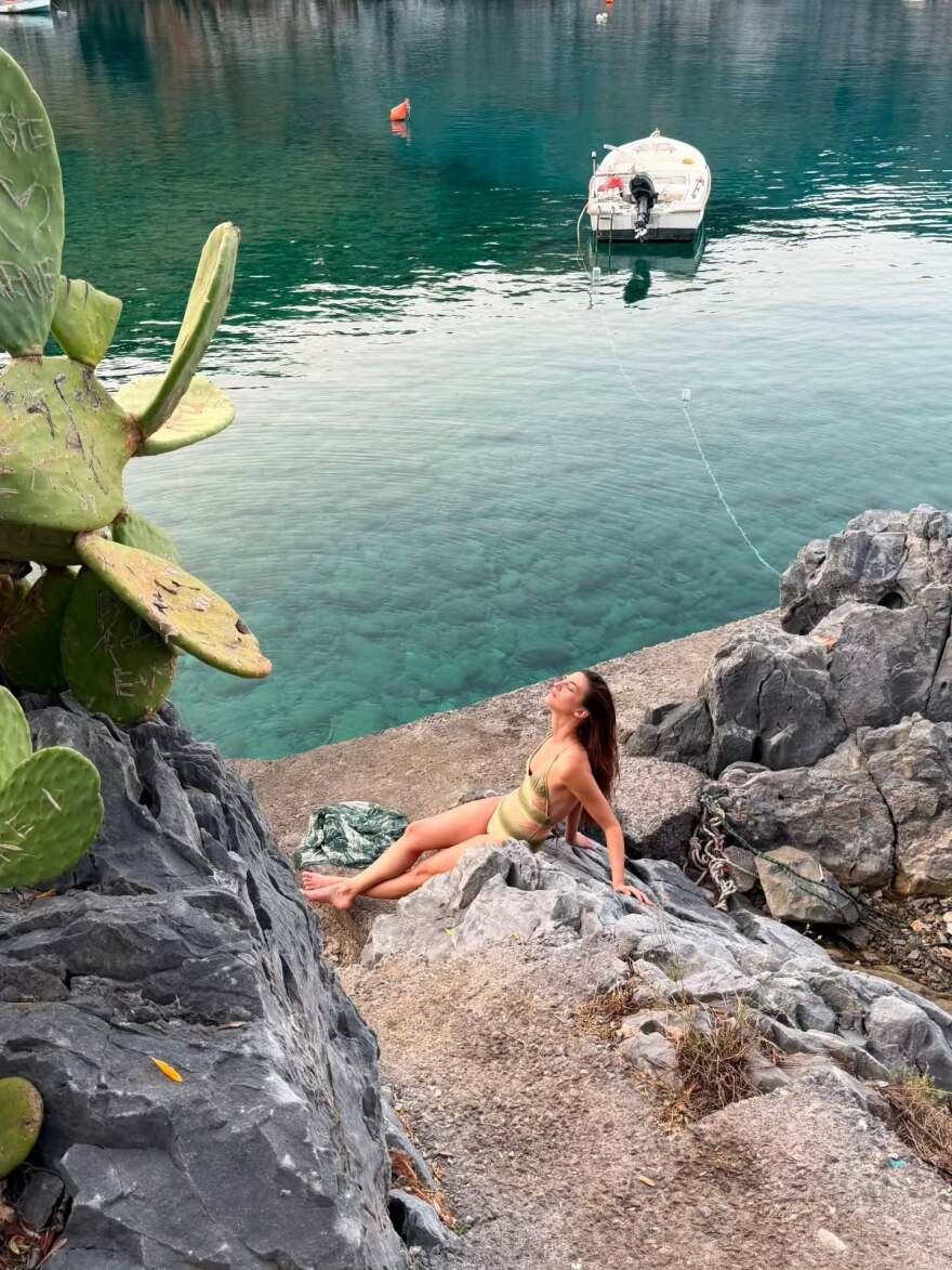 Η Αναστασία Παντούση ανέβασε φωτογραφίες με ολόσωμο μαγιό από τις διακοπές της: Δεν σ' αλλάζω με καμία εποχή καλοκαιράκι μου